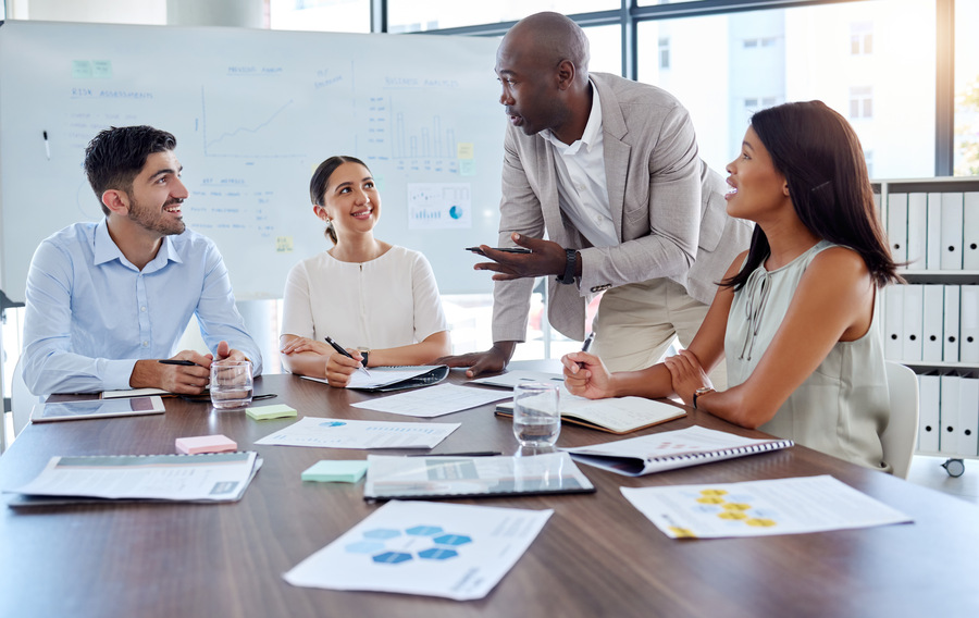 Que es inteligencia de negocios importancia - Líder empresarial utilizando reportes de inteligencia de negocios para tomar decisiones estratégicas.