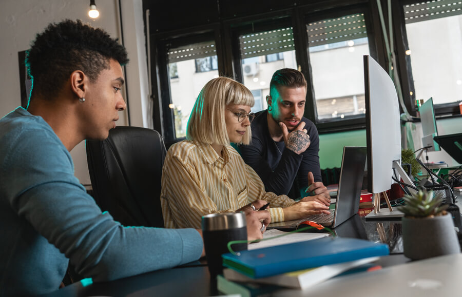 Que es inteligencia de negocios proceso -  Equipo empresarial colaborando en la implementación de herramientas de inteligencia de negocios.