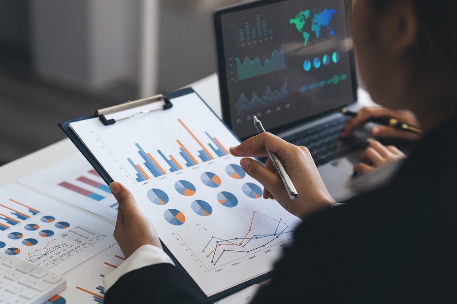 Que es inteligencia de negocios - Profesionales analizando datos en una pantalla interactiva en un entorno empresarial